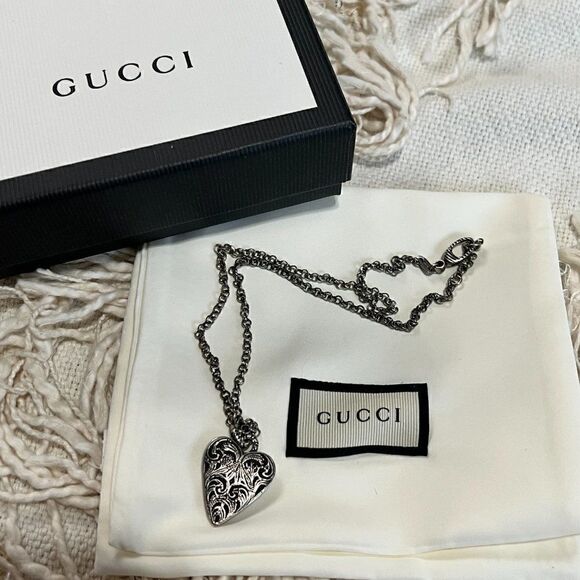 GUCCI Sterling Silver Necklace with Engraved Heart Omnia Amor Amantibus - Picture 5 of 11